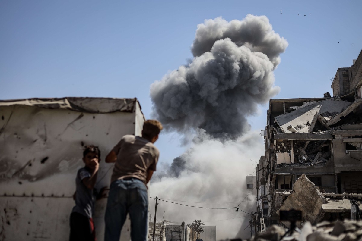 إسرائيل تكثف غاراتها على القطاع الفلسطيني 