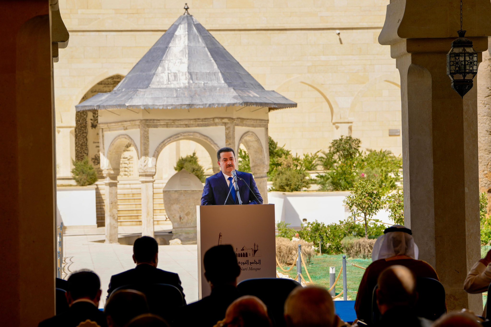 السوداني أدى صلاة الظهر داخل الجامع