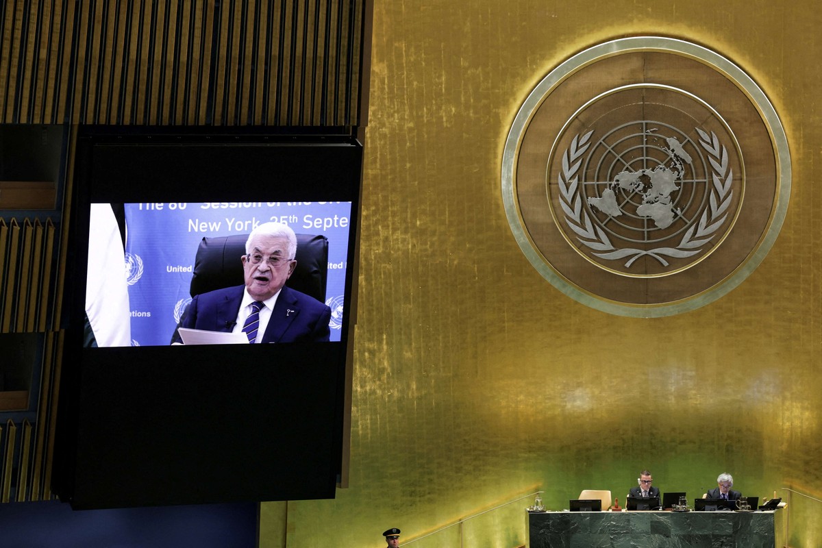 عباس يؤكد استعداده لنزع سلاح الفصائل في غزة في حال تولى ادارة القطاع