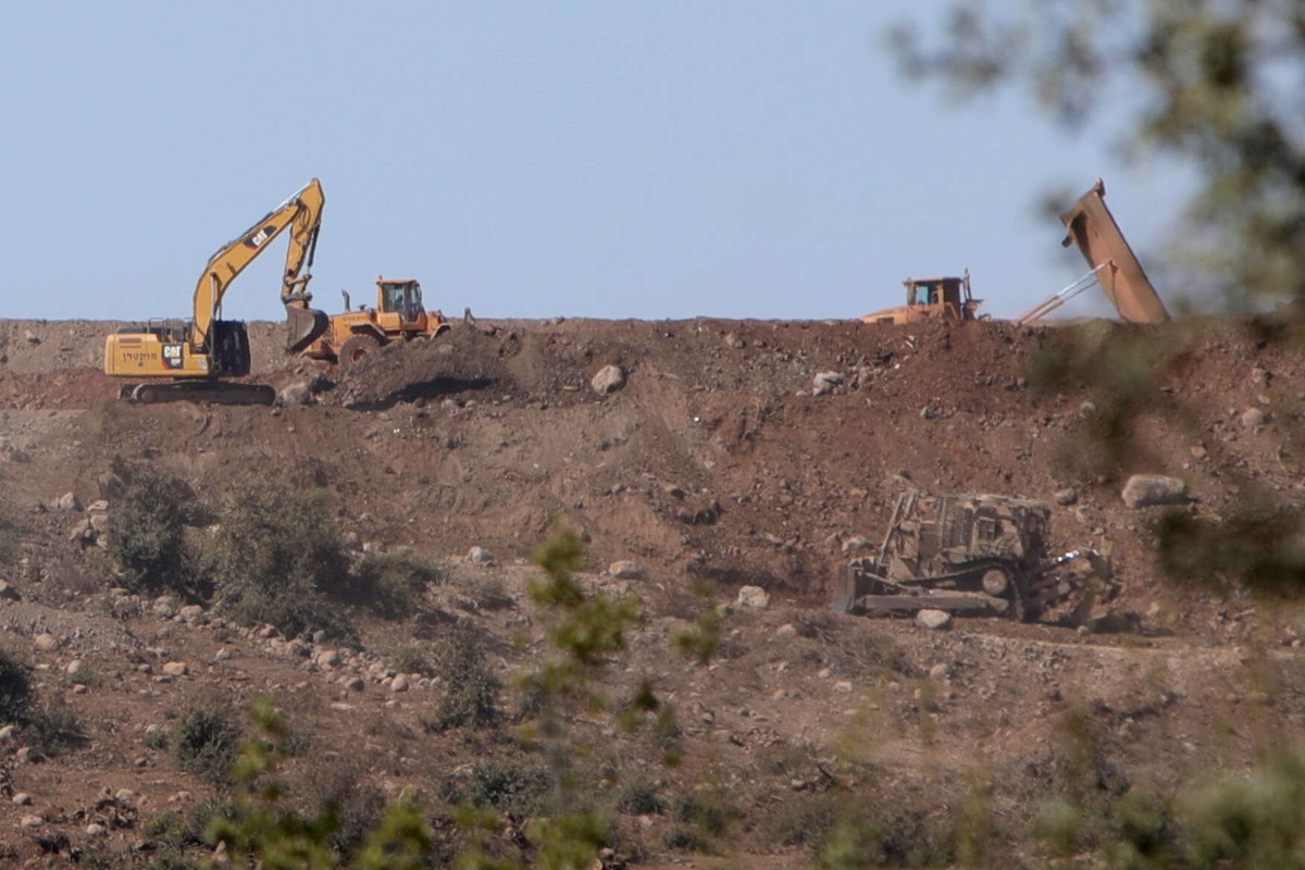 الجرافات الإسرائيلية تقضي على مورد الزرق الوحيد لمئات العائلات السورية  