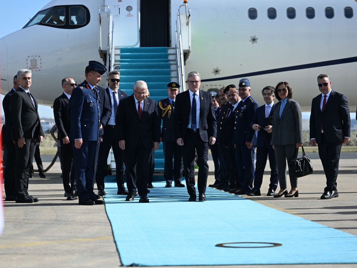 ستارمر يحظي بمراسم استقبال رسمية لدى وصوله إلى تركيا 