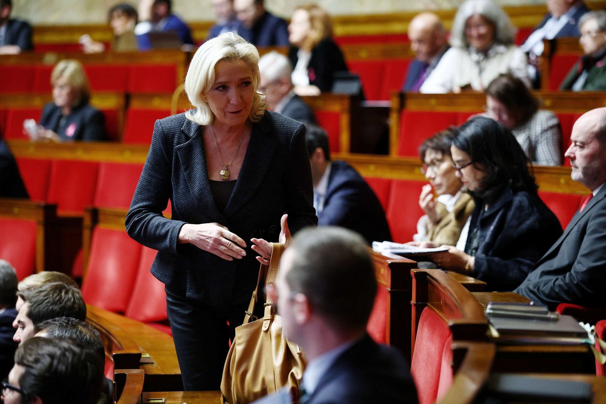 اليمين المتطرف يُطلق رصاصة الرحمة على امتيازات المهاجرين الجزائريين