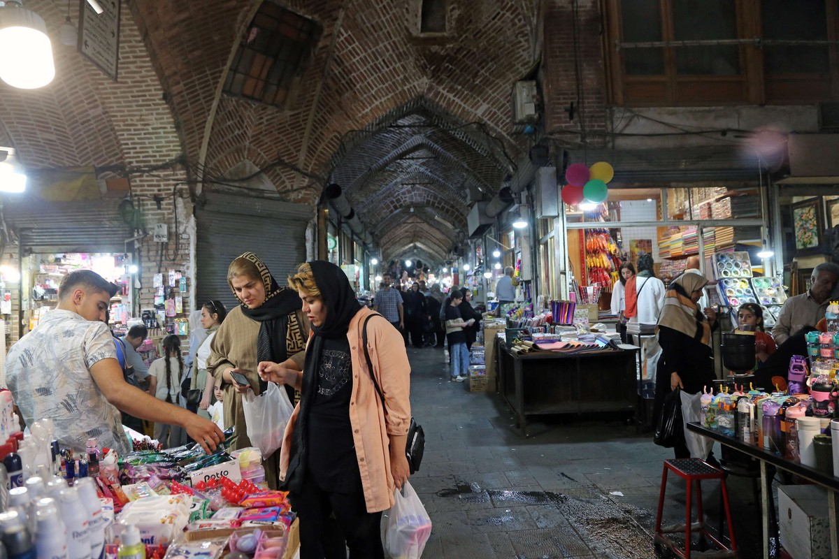 التضخم ينسف المقدرة الشرائية للإيرانيين 