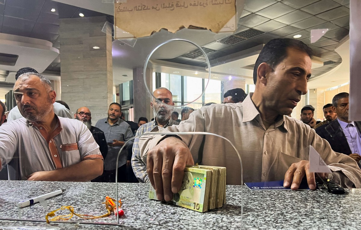 الليبيون يدفعون ثمن الفشل في توحيد السياسة المالية 