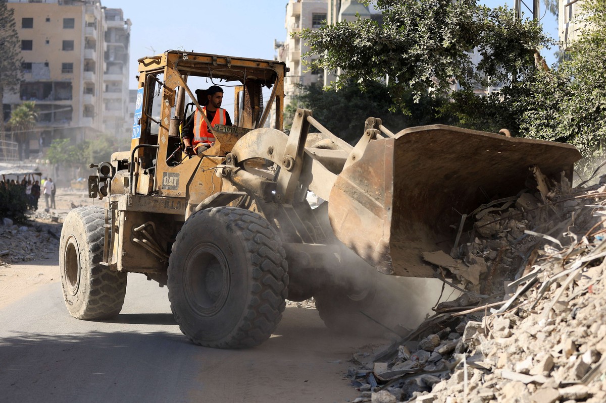 حماس تؤكد أن ازالة الانقاض للبحث عن الرهائن يحتاج وقتا