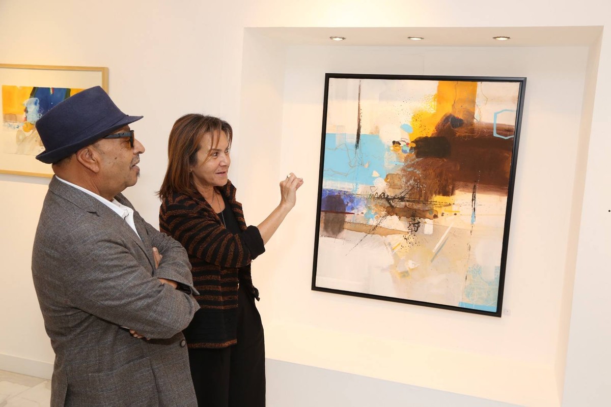 في عمق لوحات العامري تتفجر الألوان 