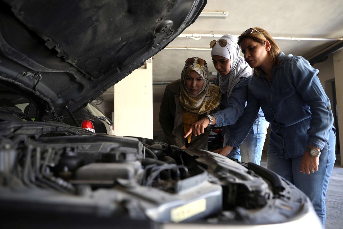 أدوار جديدة للمرأة المعاصرة تفرض تغير وجهات النظر