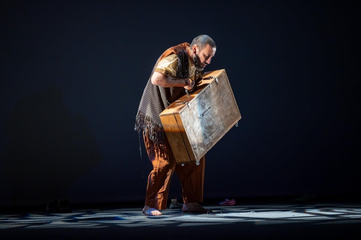 ماسح الأحذية يحاكي معاناة المواطن العربي