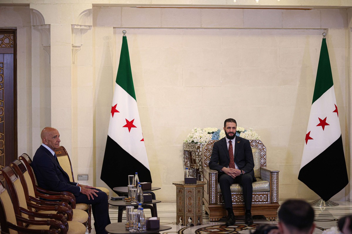 إدارة الشرع تراهن على إرضاء واشنطن 