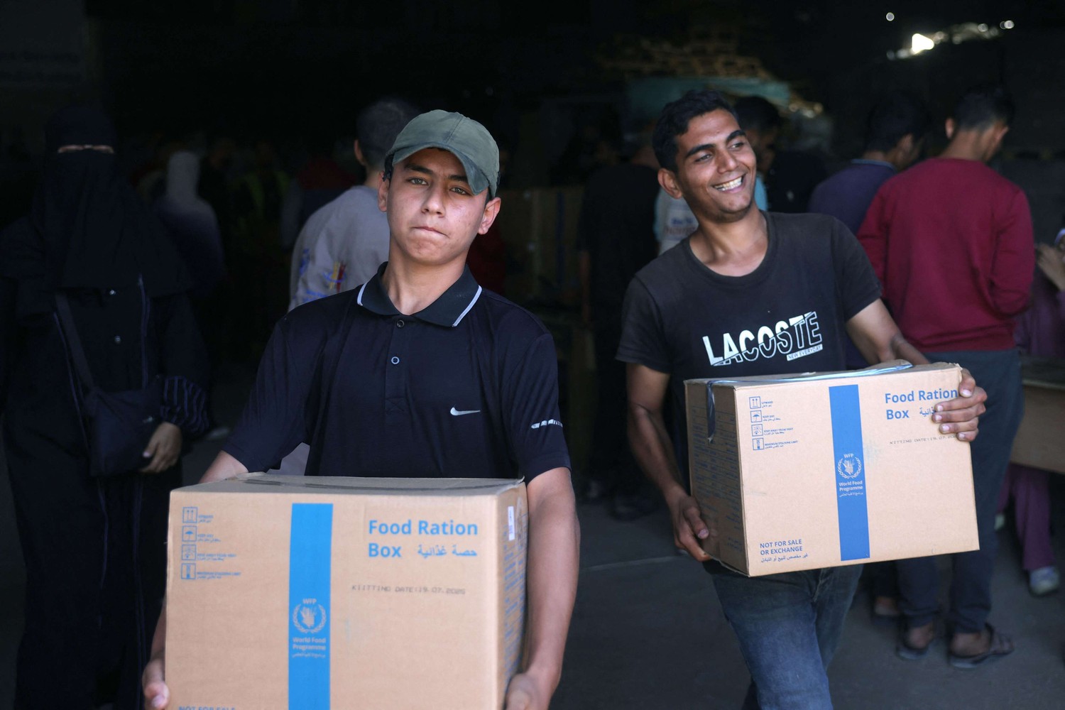 المساعدات تصل والبضائع تنهب