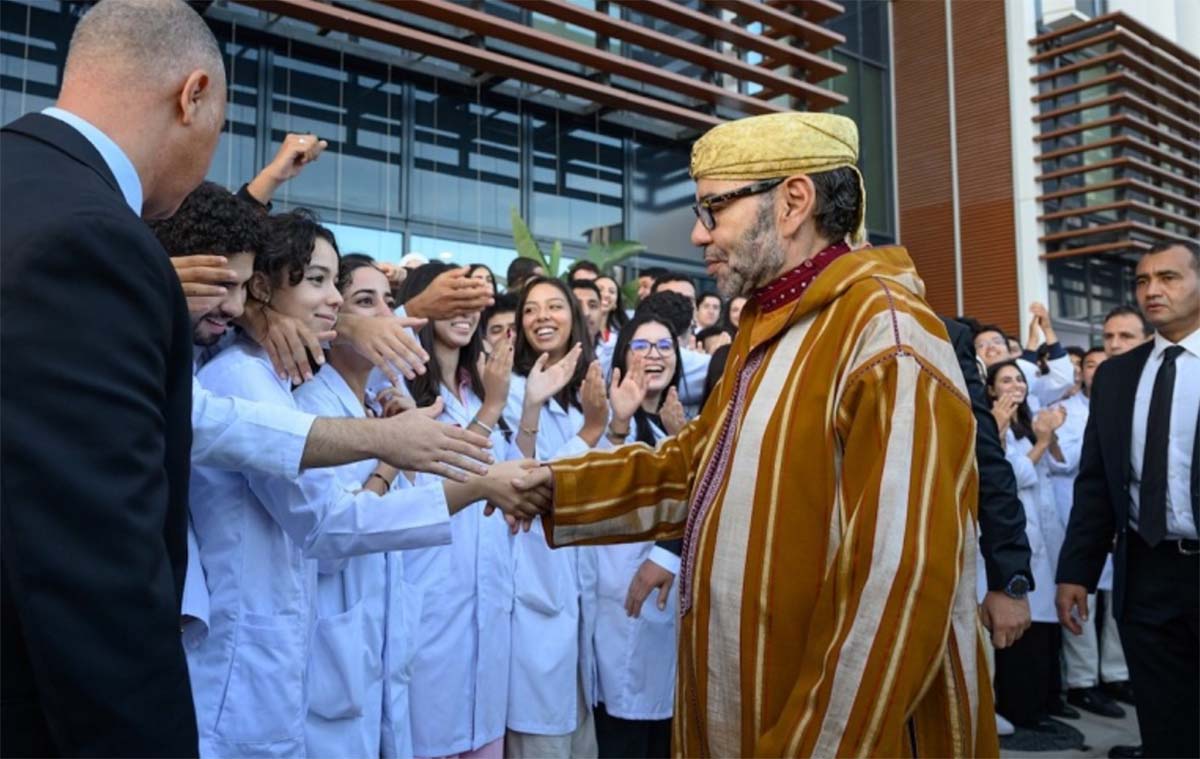 King Mohammed VI shaking hands with the hospital's doctors
