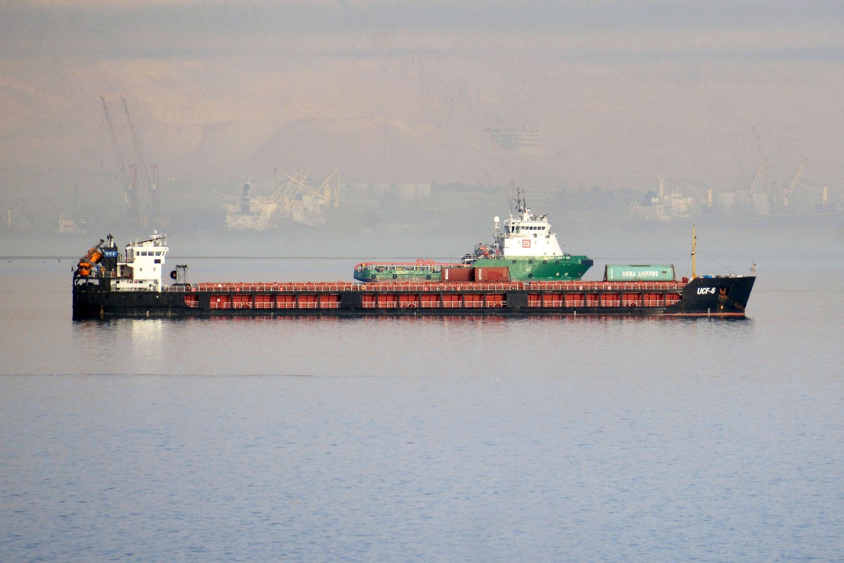 شريان مصر الحيوي دفع باهظا ثمن هجمات الحوثيين على السفن 