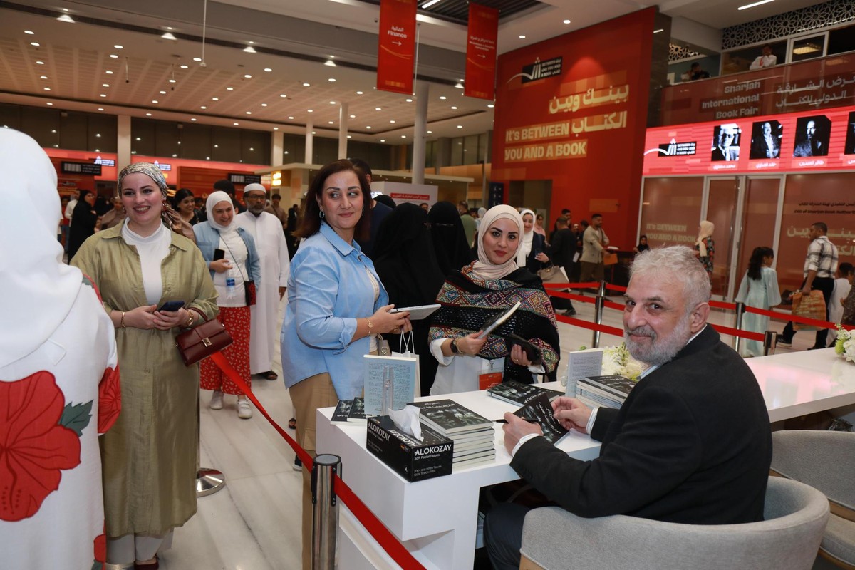 الزوّار يزدحمون حول المنصّة