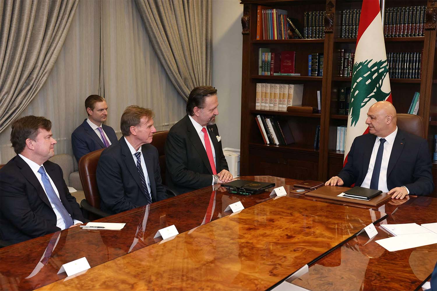 Aoun (R) meeting with a delegation from the US Treasury at the presidential palace in Beirut