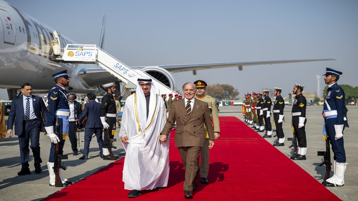 الشيخ محمد يحظى باستقبال حار لدى وصوله إسلام آباد 