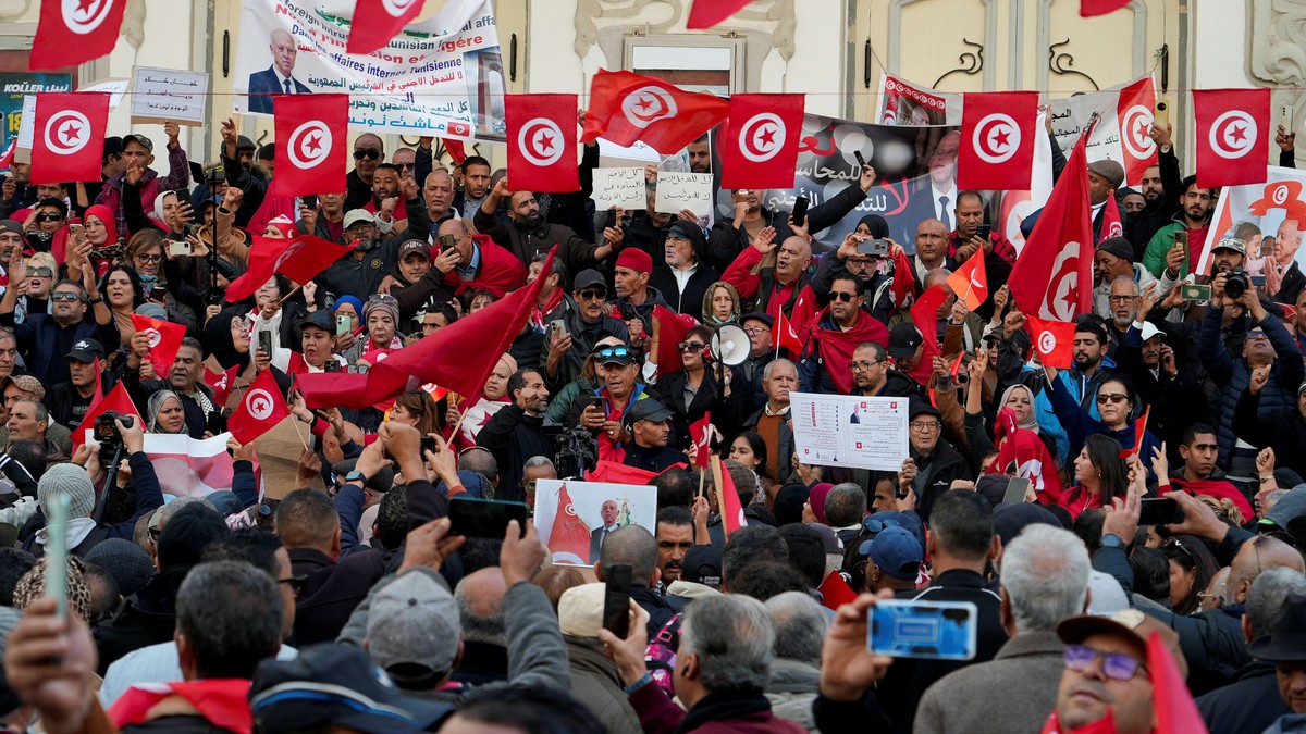 شارع الحبيب بورقيبة بالعاصمة يحتضن احتفالات التونسيين بعيد الثورة 