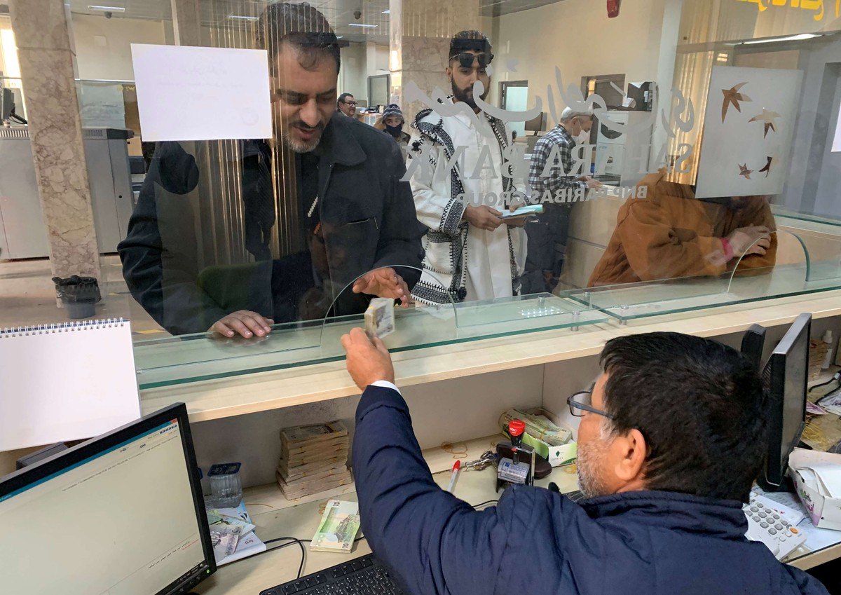 النظام المالي الليبي يدفع ثمن الصراع على النفوذ والسلطة 