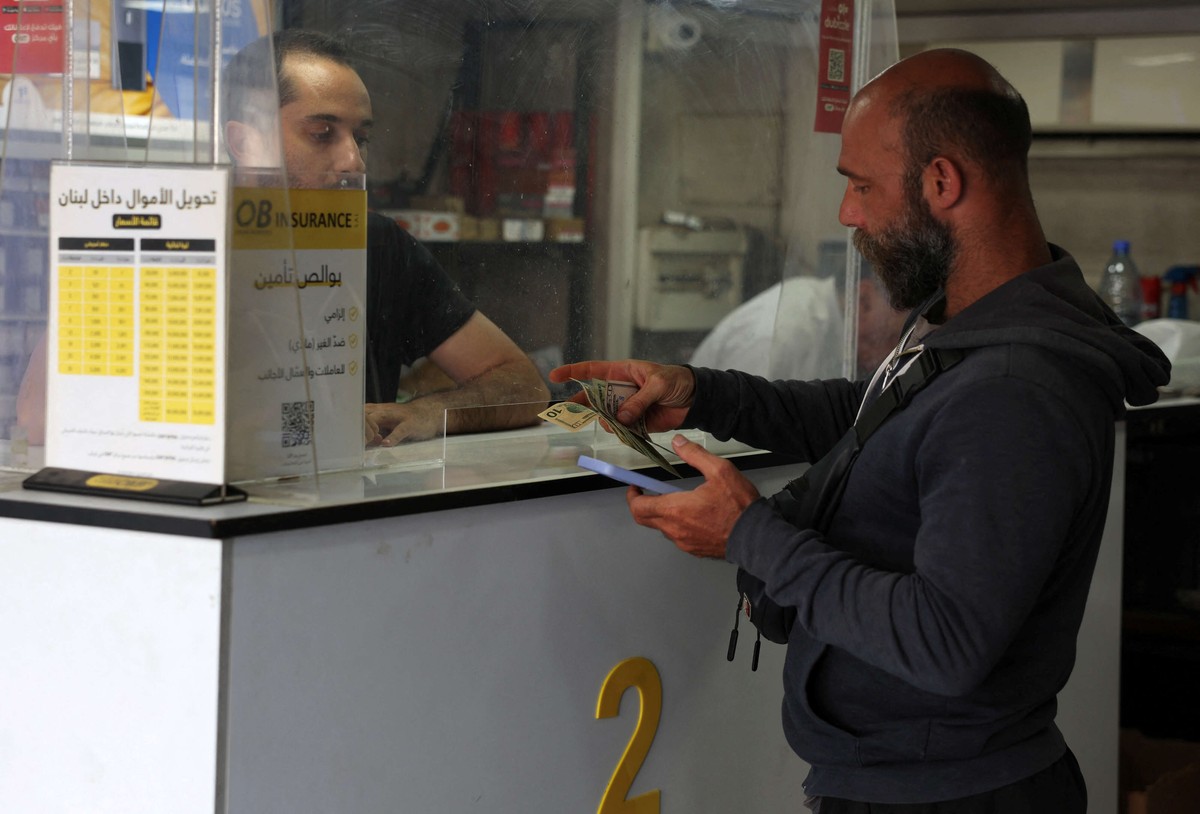 المودعون يطالبون باسترداد مدخراتهم بالعملة الصعبة