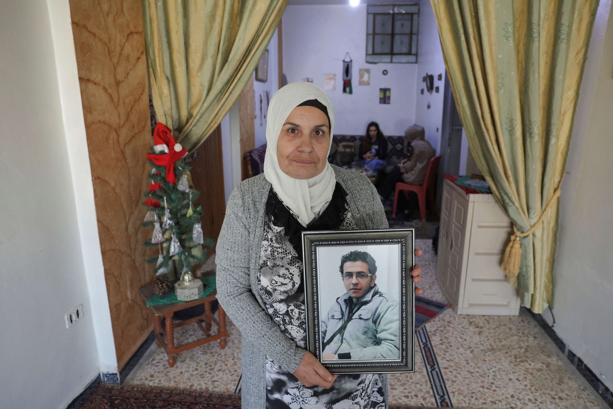 عائلات تتمسك ببارقة أمل