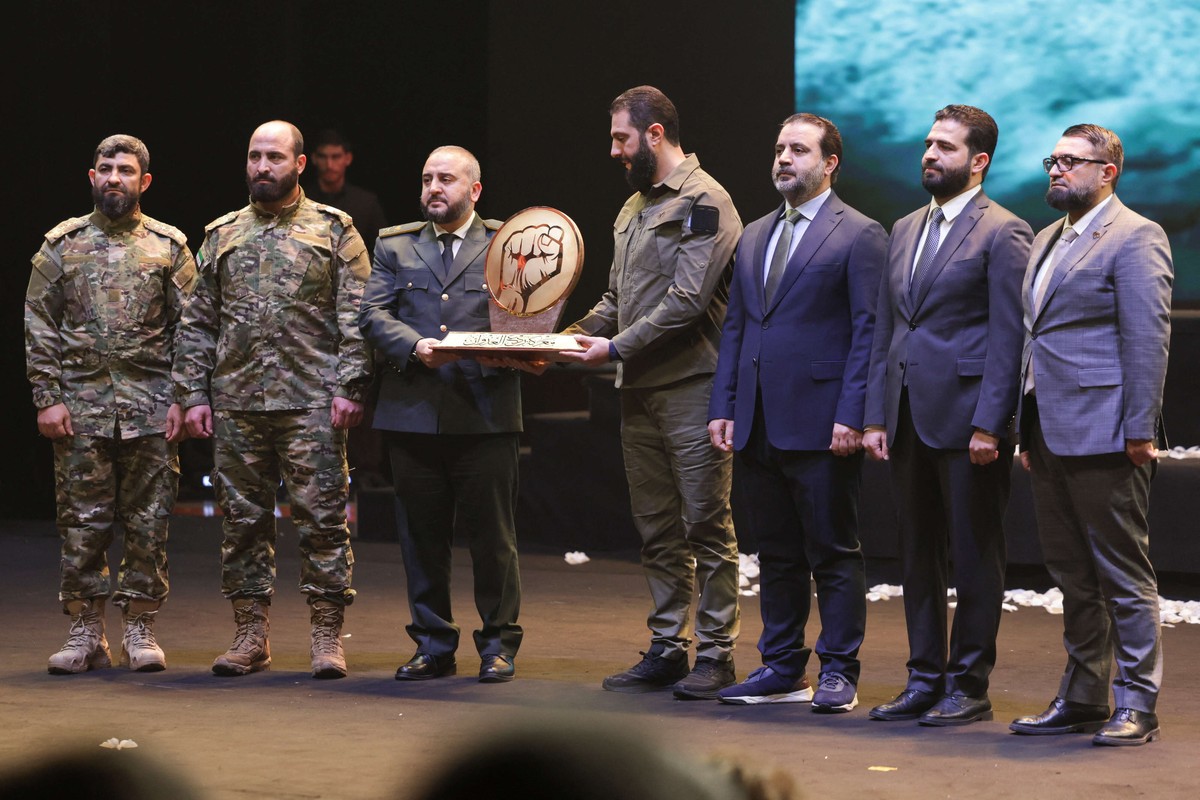 قيادة الجيش تعتمد على دائرة مقرّبة من الشرع 