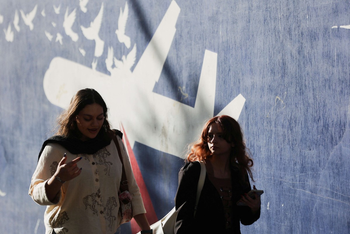 التمرد على قواعد اللباس الصارمة يستفز النظام الإيراني 