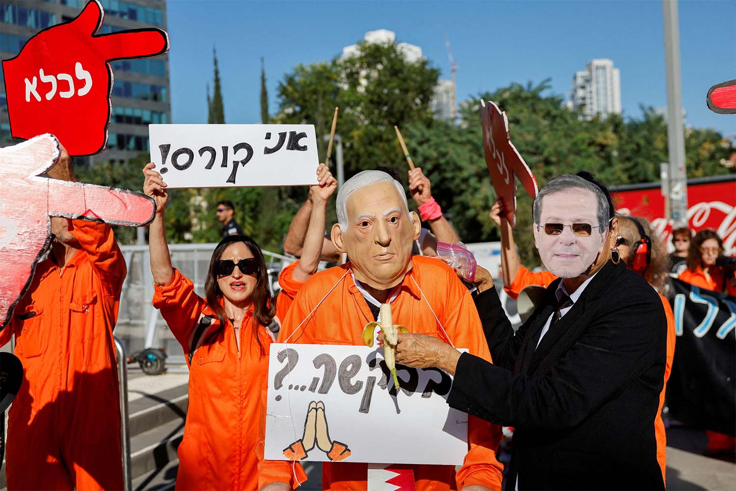 Demonstrators protest Netanyahu's pardon request without admission of guilt