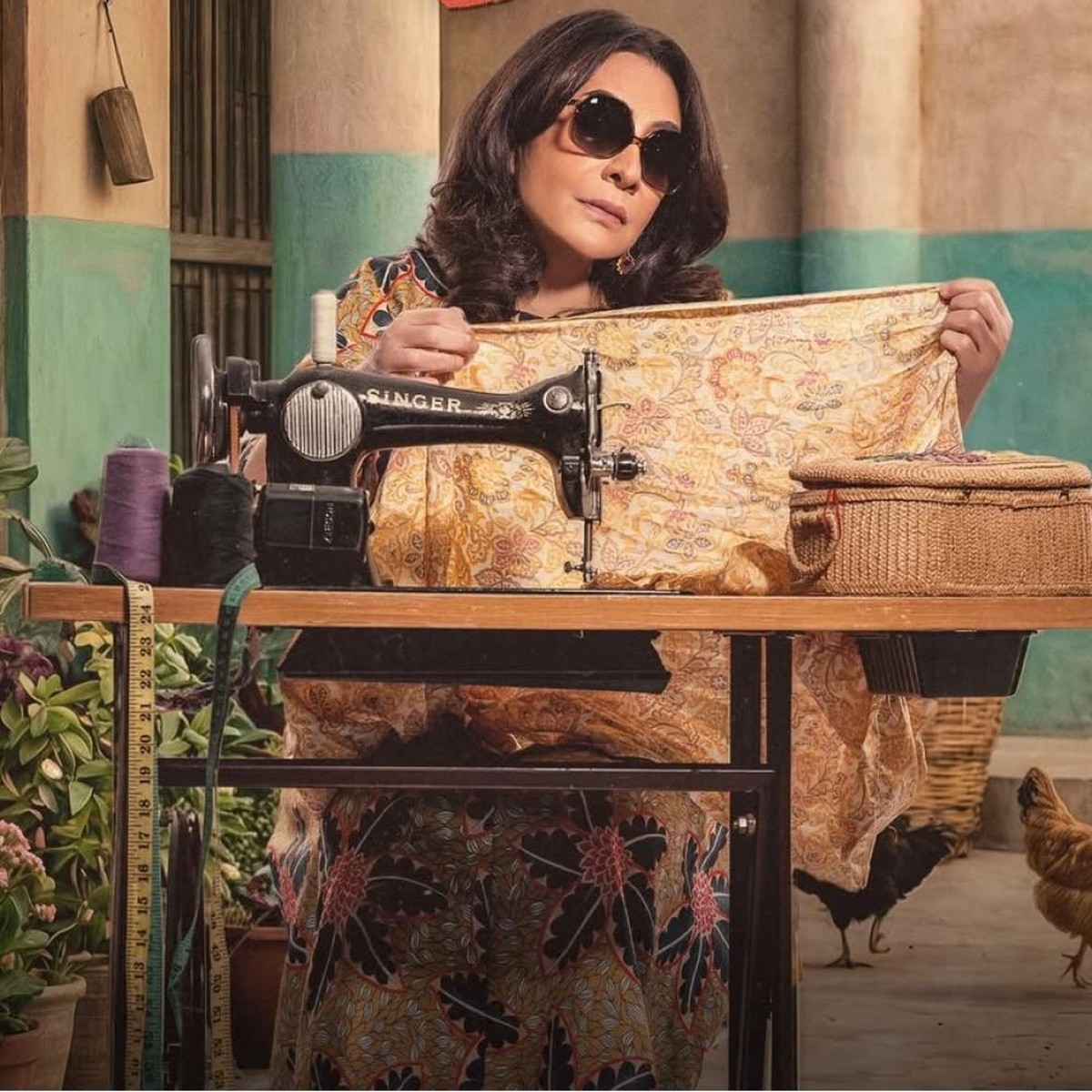 شخصيات نسائية تتحرك في مساحات رمادية