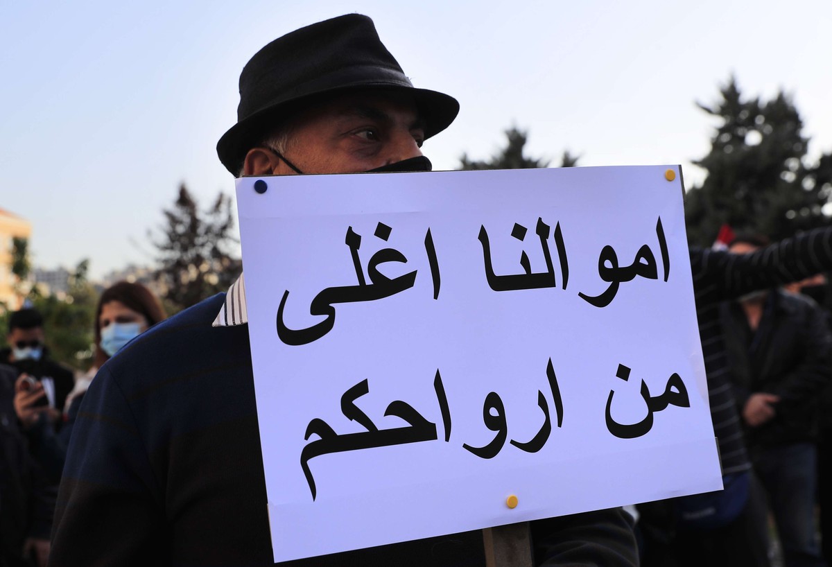 اللبنانيون يطاردون سراب الودائع