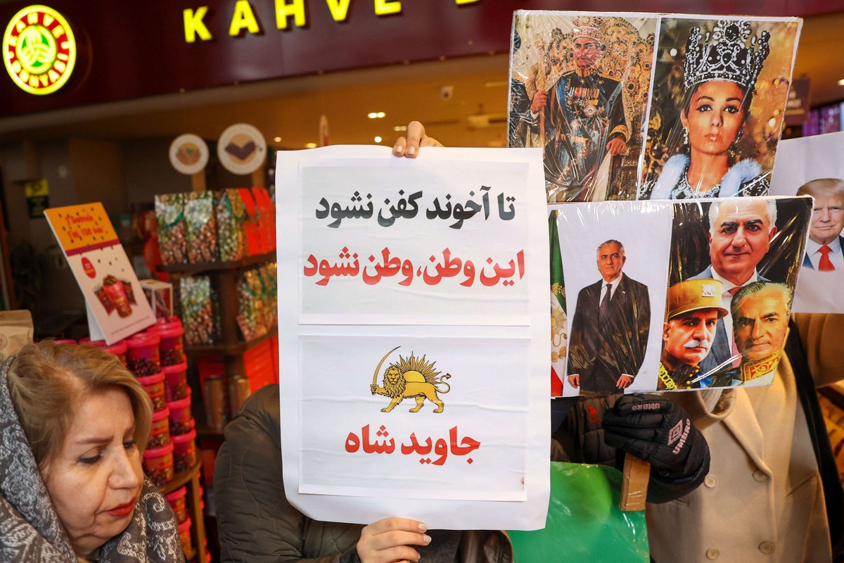 رضا بهلوي يحفز المتظاهرين من خارج إيران