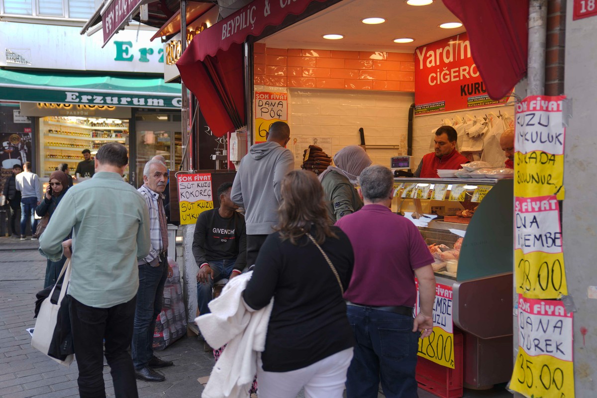 الأتراك يرزحون تحت وطأة التضخم 