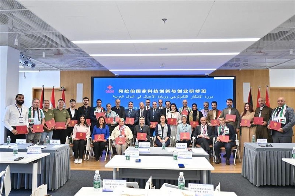 القاعة الصغيرة في قلب شنغهاي كانت نموذجاً مصغرا لعالم عربي يتوق إلى النهوض