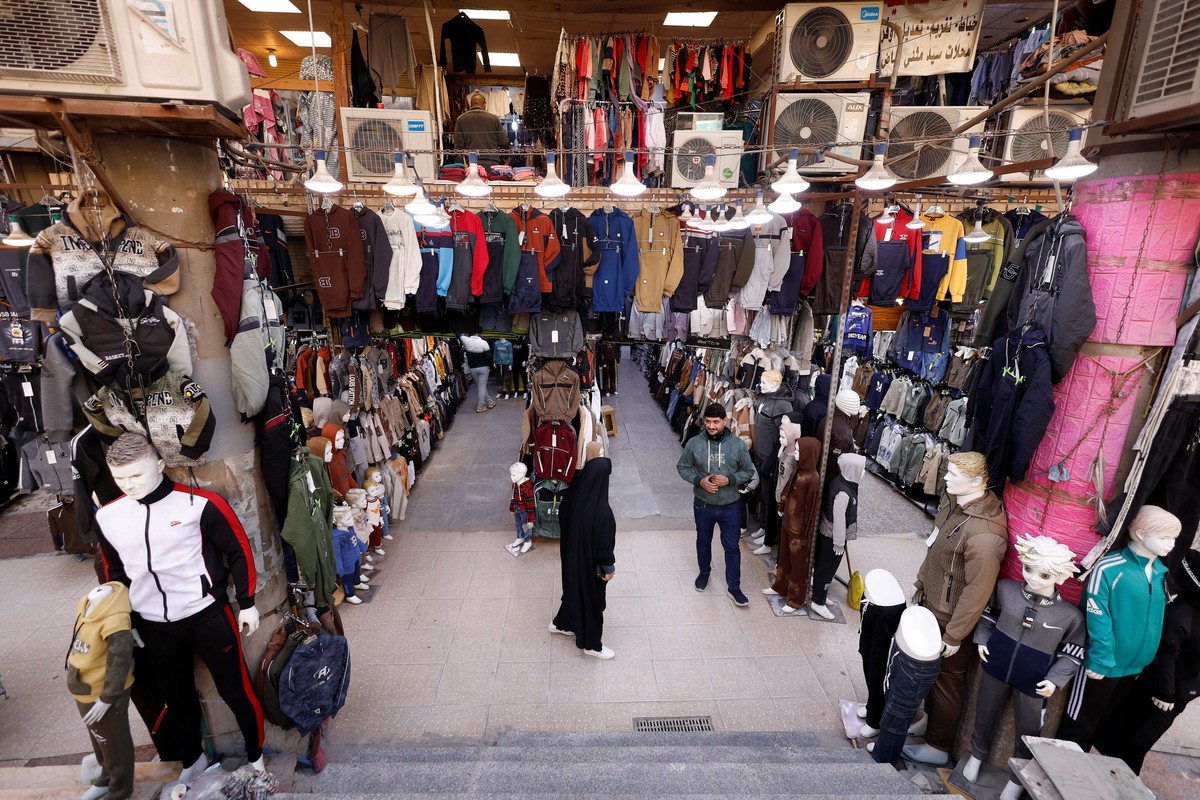 التجار يواجهون ضغوطاً مالية متزايدة نتيجة ارتفاع التعرفة الكمركية 