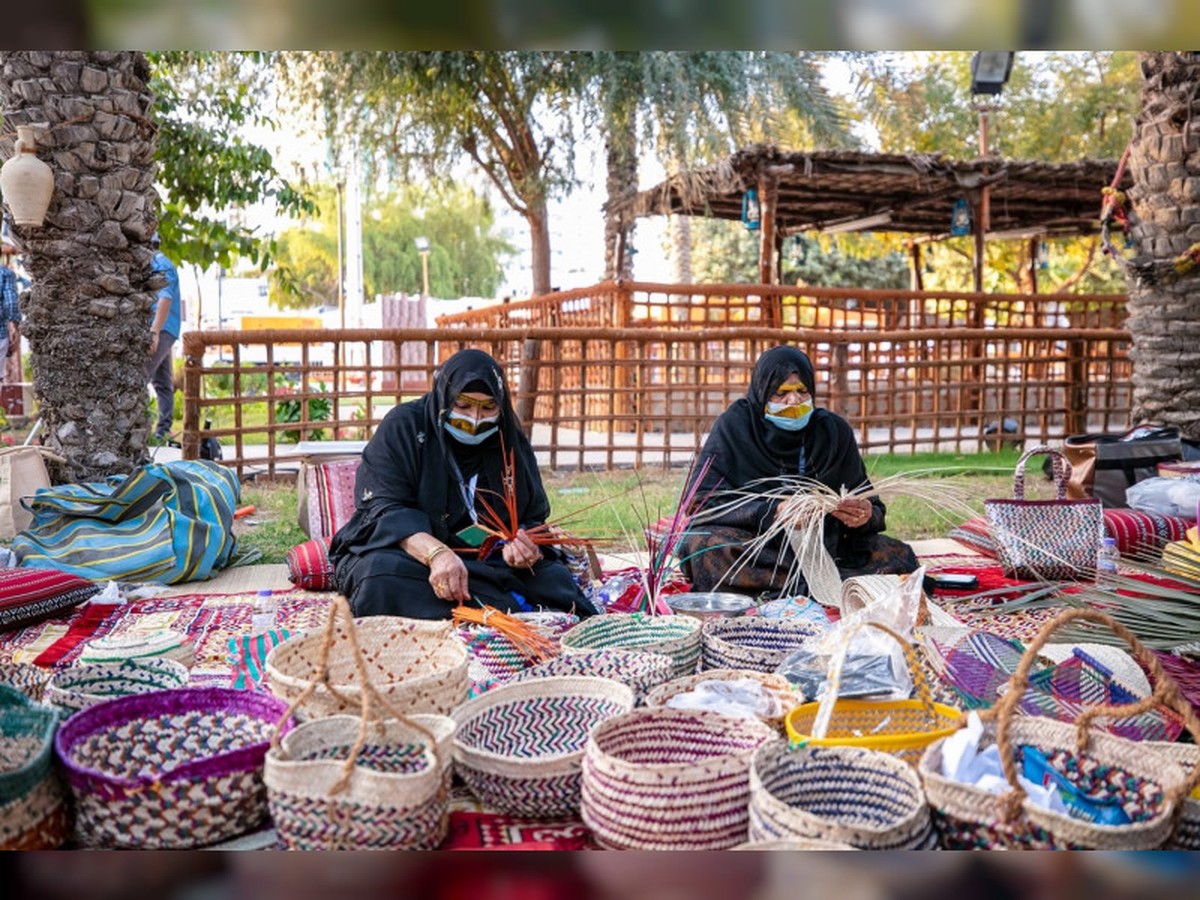 النساء تبدع ألواناً من مشغولات سعف النخيل