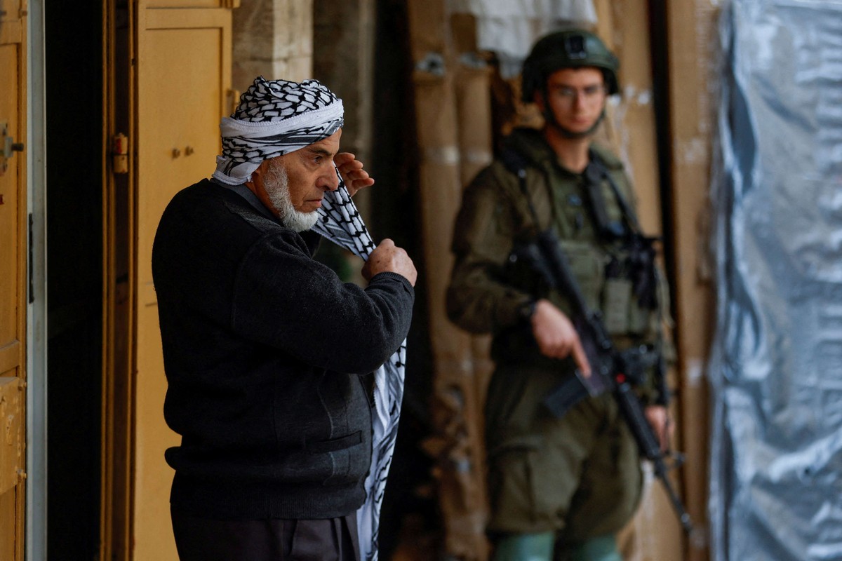 الفلسطينيون يواجهون الحصار والطرد