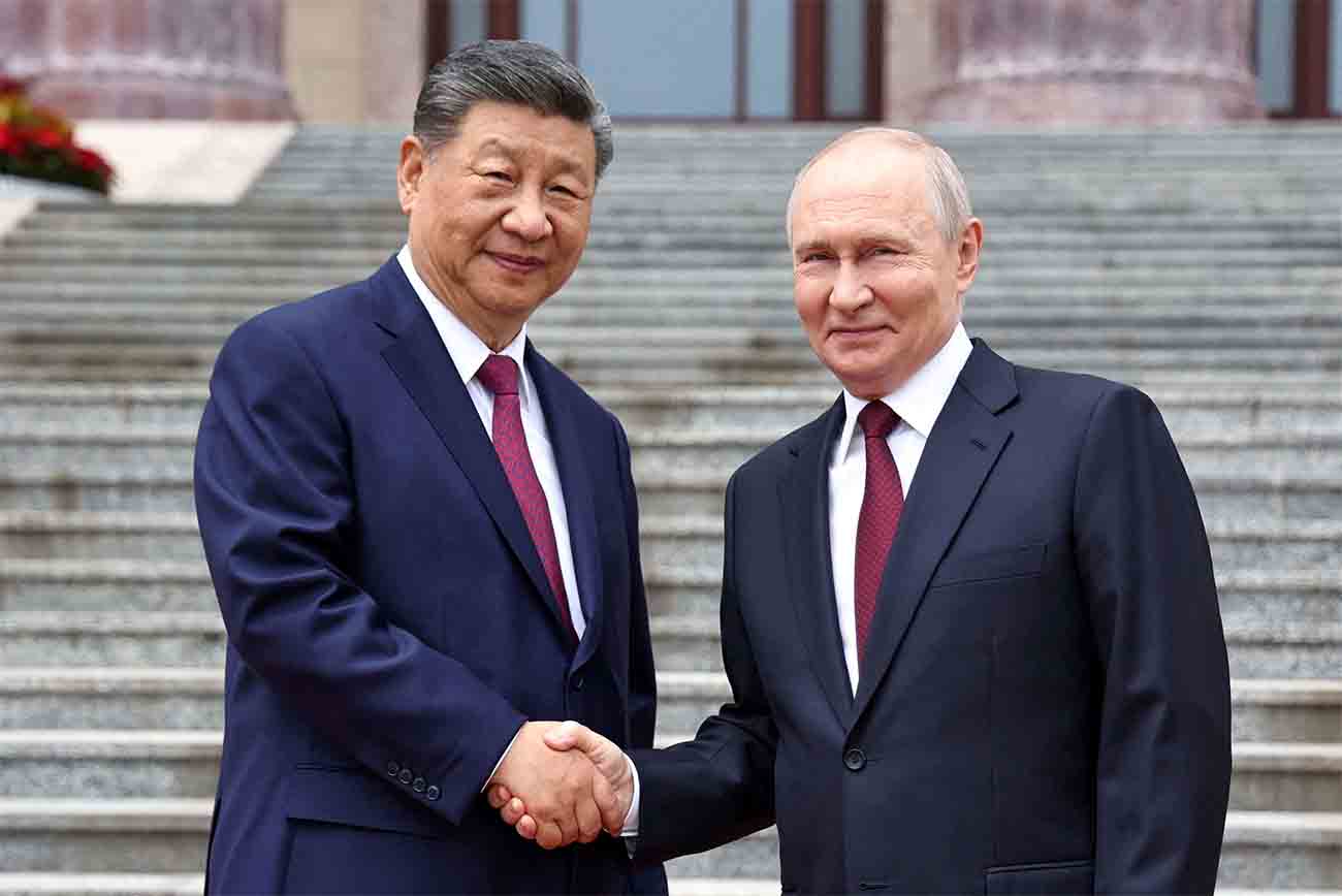 Xi shaking hands with Putin