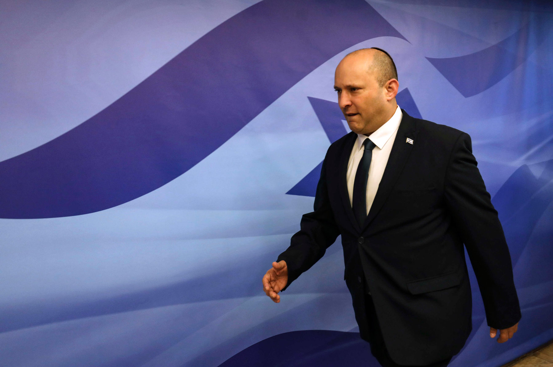 Bennett challenges Tehran ... and Netanyahu