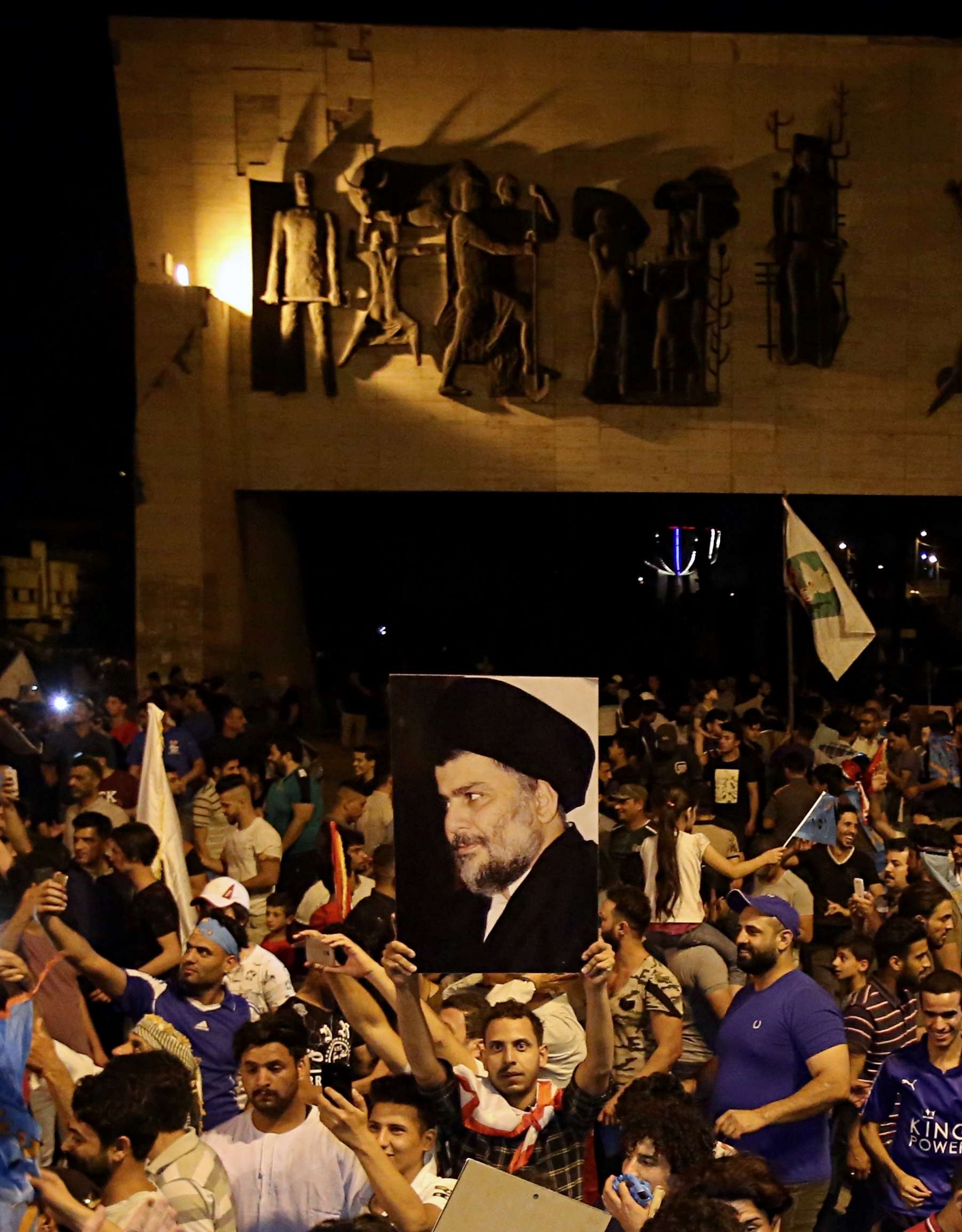 أنصار الصدر يحتفلون بفوزه في الانتخابات