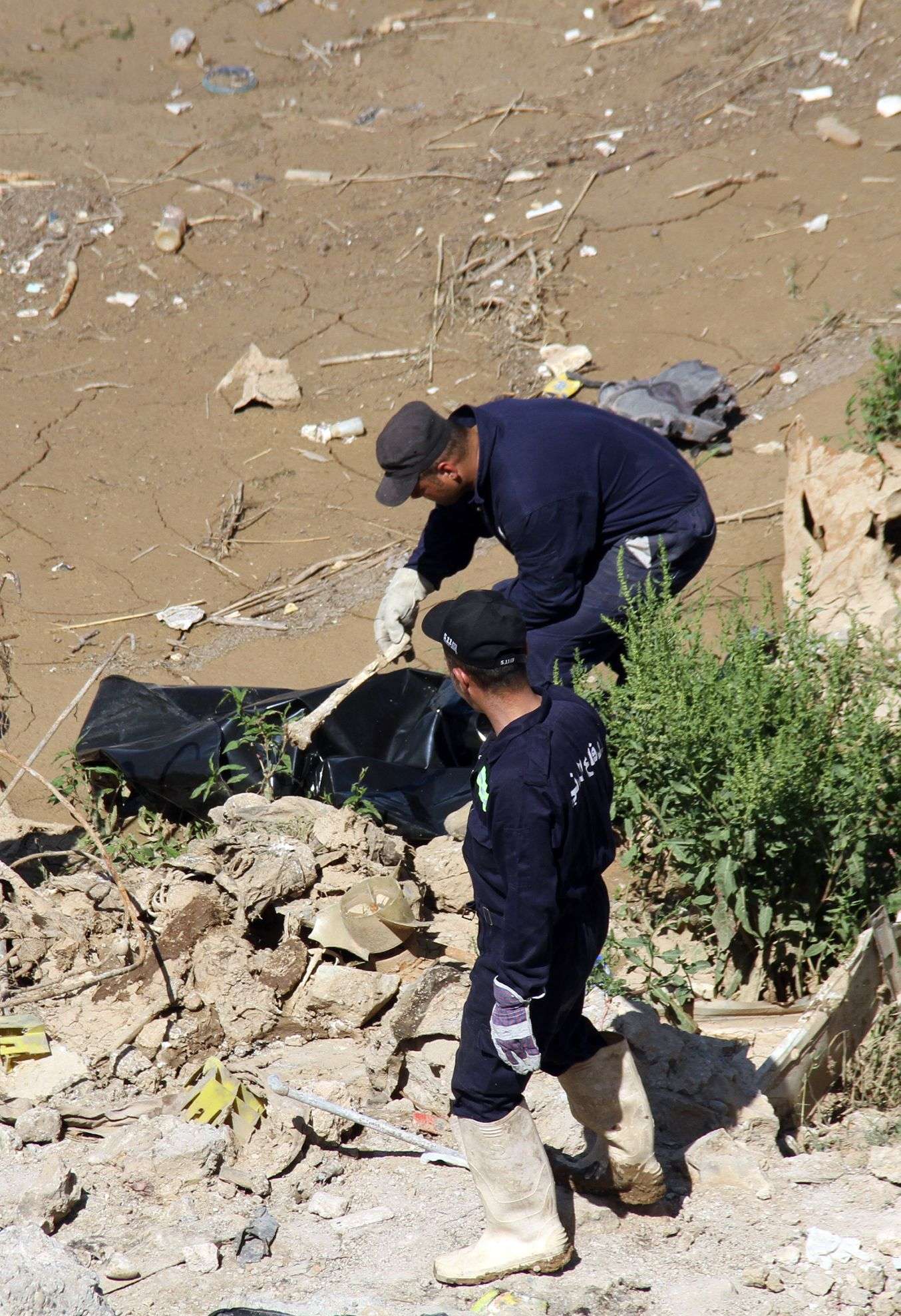 الأمن العراقي يستخرج الجثث من تحت الأنقاض بالموصل