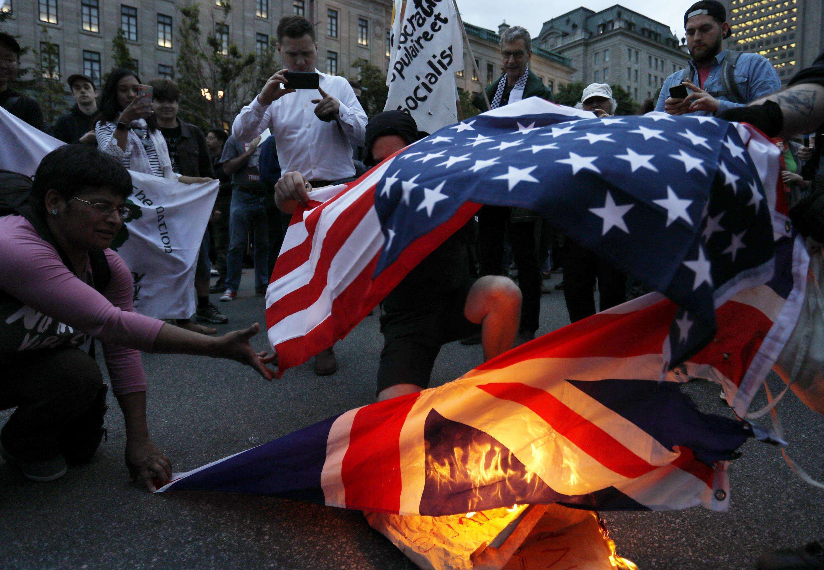 حرق علم أميركا وبريطانيا