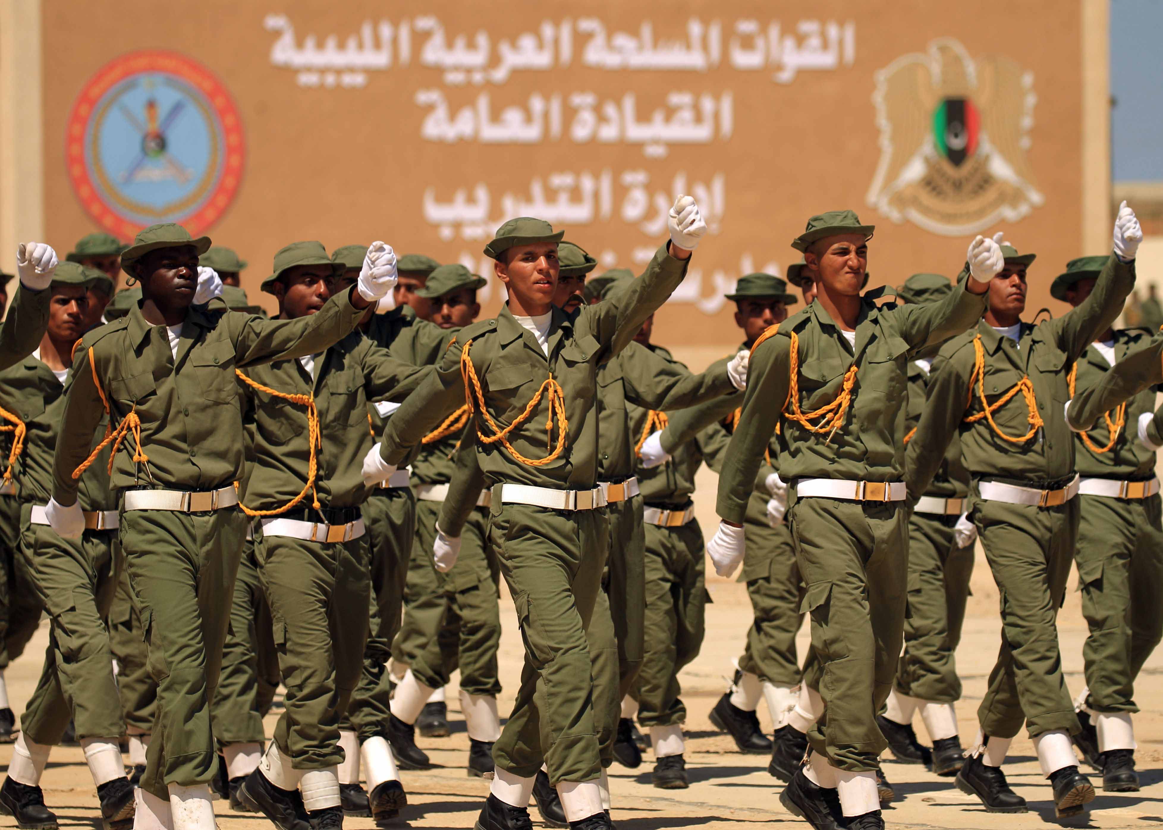 الجيش الوطني الليبي يجهز عتاده بعد تطويقه ضواحي طرابلس