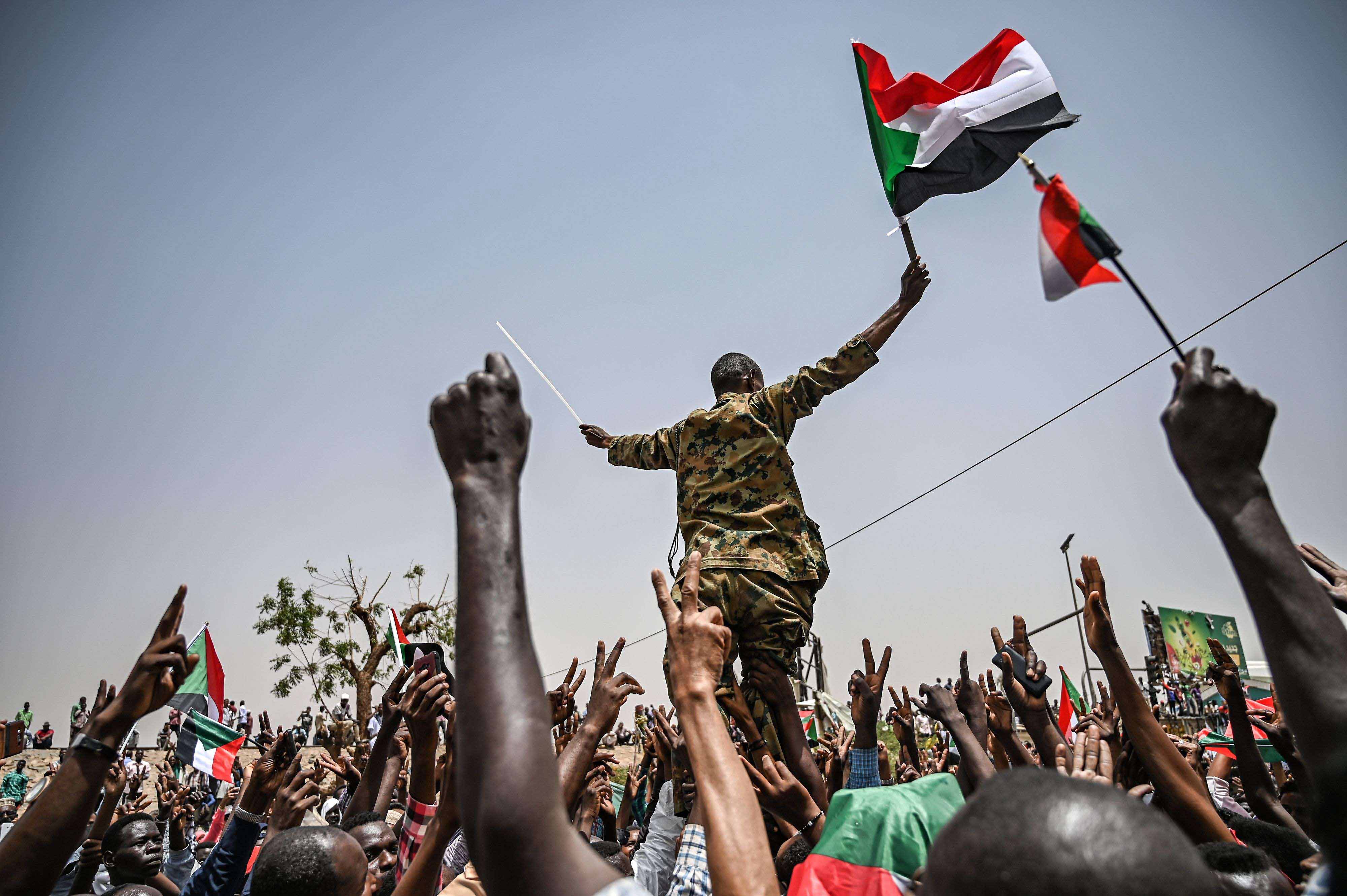 العديد من السودانيين يرون أن الجيش ساعد في نجاح ثورتهم