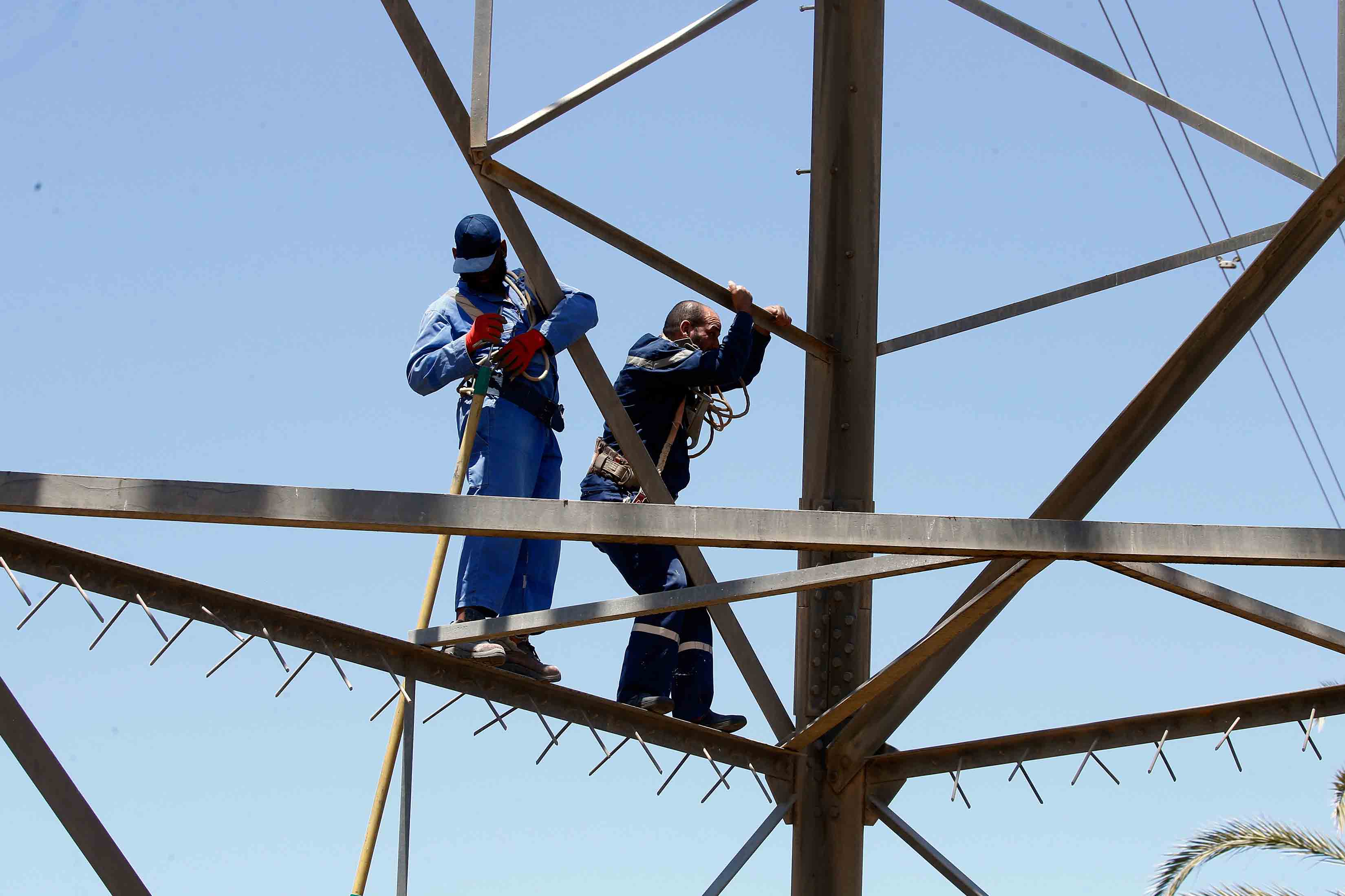 مهمة إصلاح خطوط الكهرباء جنوب طرابلس صعبة وخطيرة في ظل المعارك 