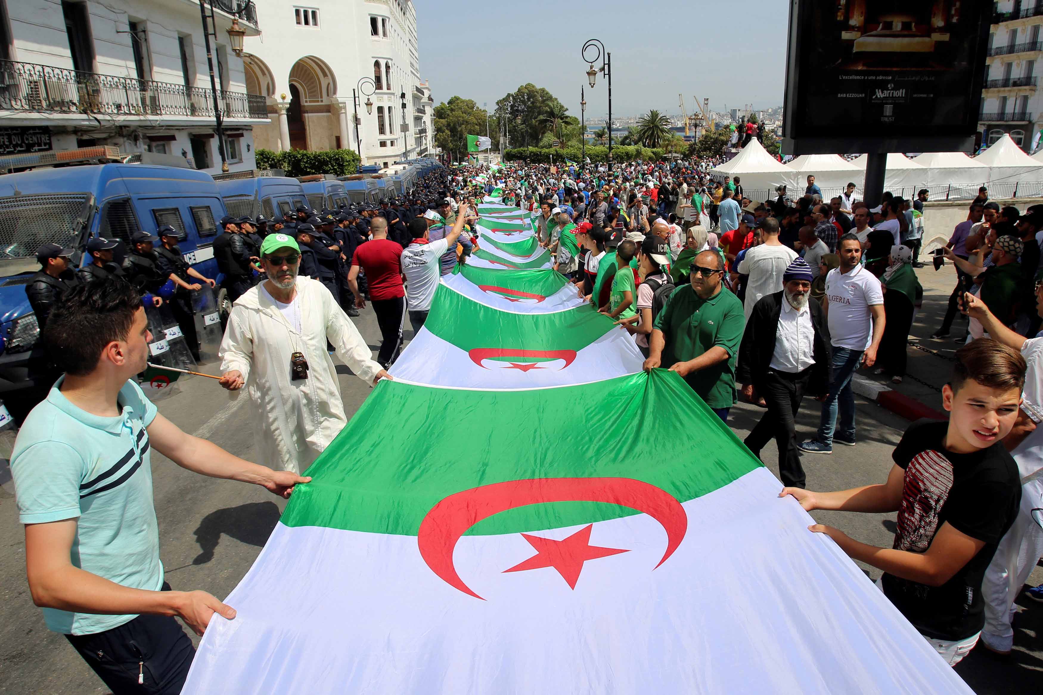 قايد صالح: للجزائر علم واحد استشهد من أجله الملايين