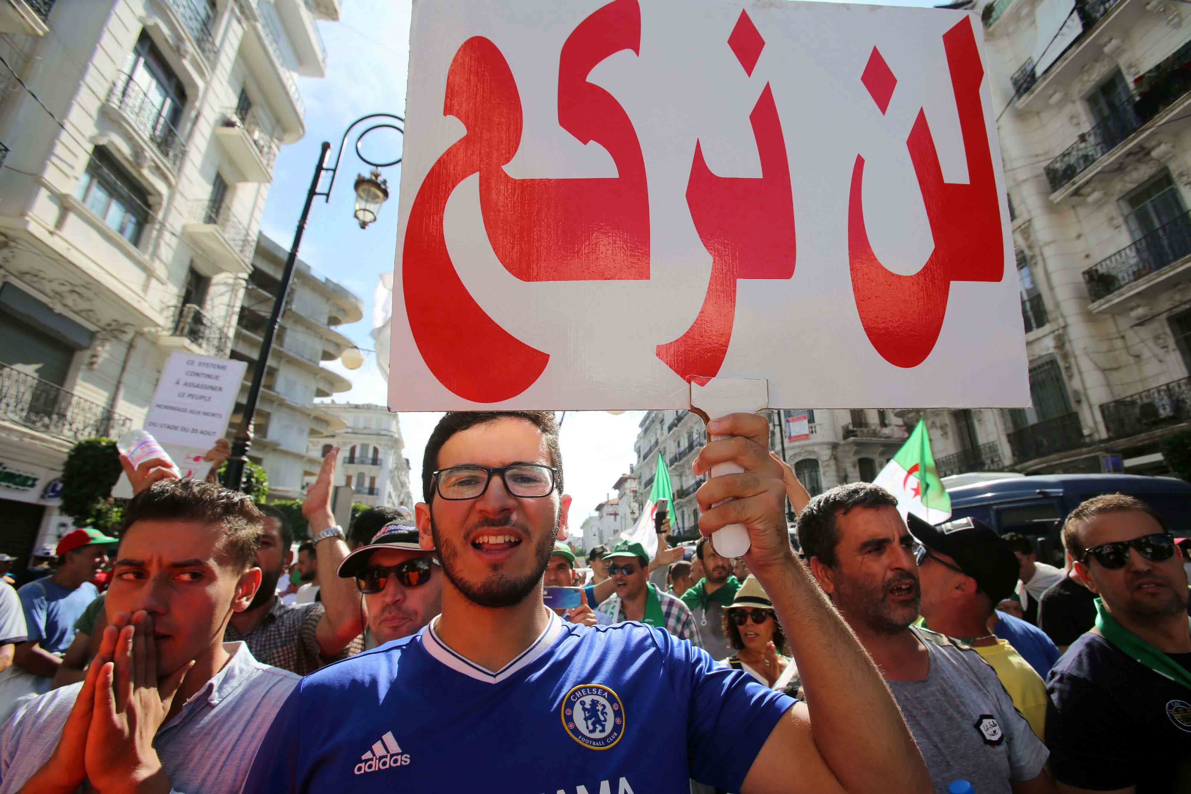 الجزائريون مصممون على رحيل بقابا نظام بوتفليقة أولا