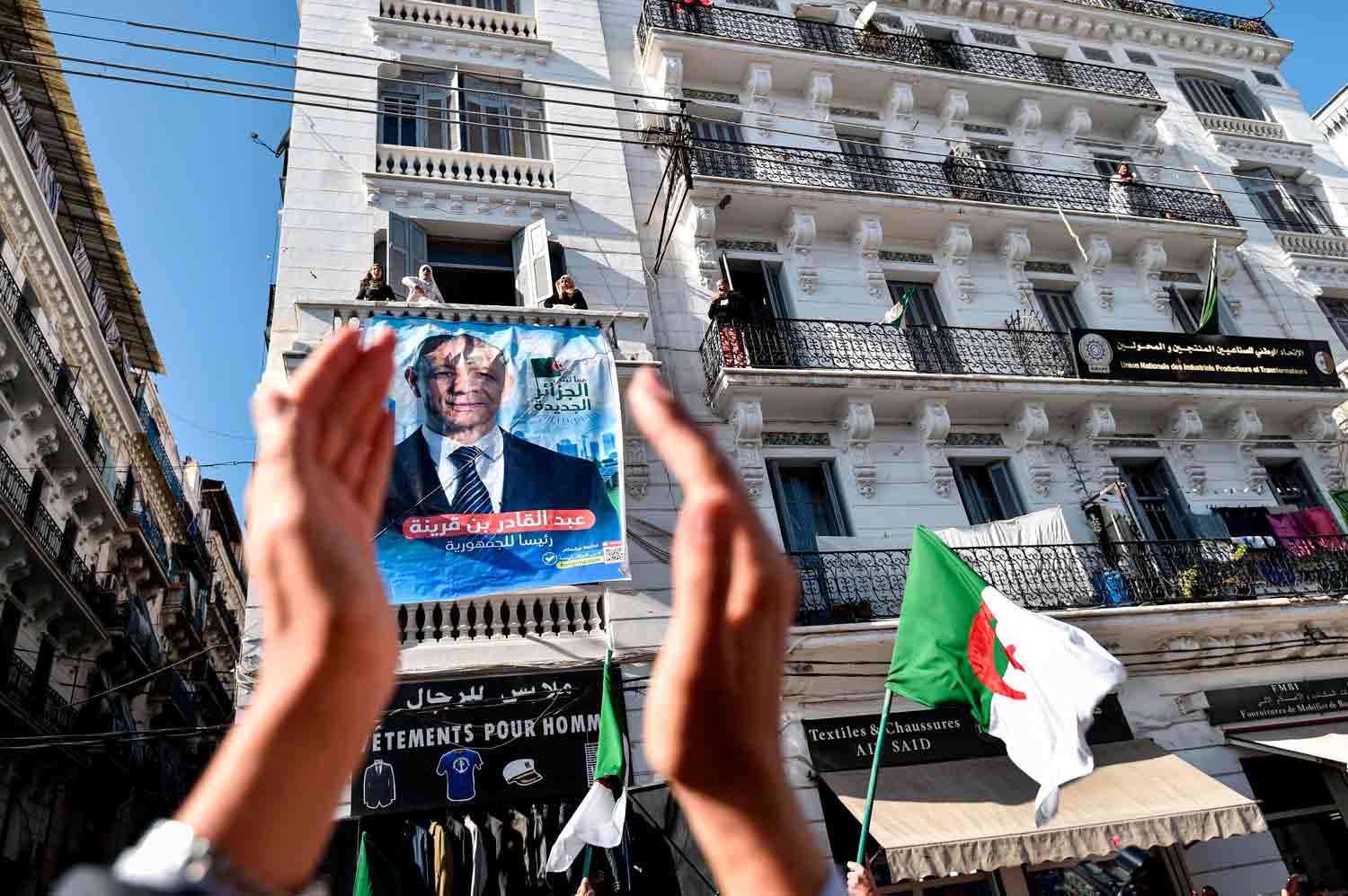 الشارع الجزائري يرى في جميع المترشحين للانتخابات نسخة من نظام يطالب برحيله
