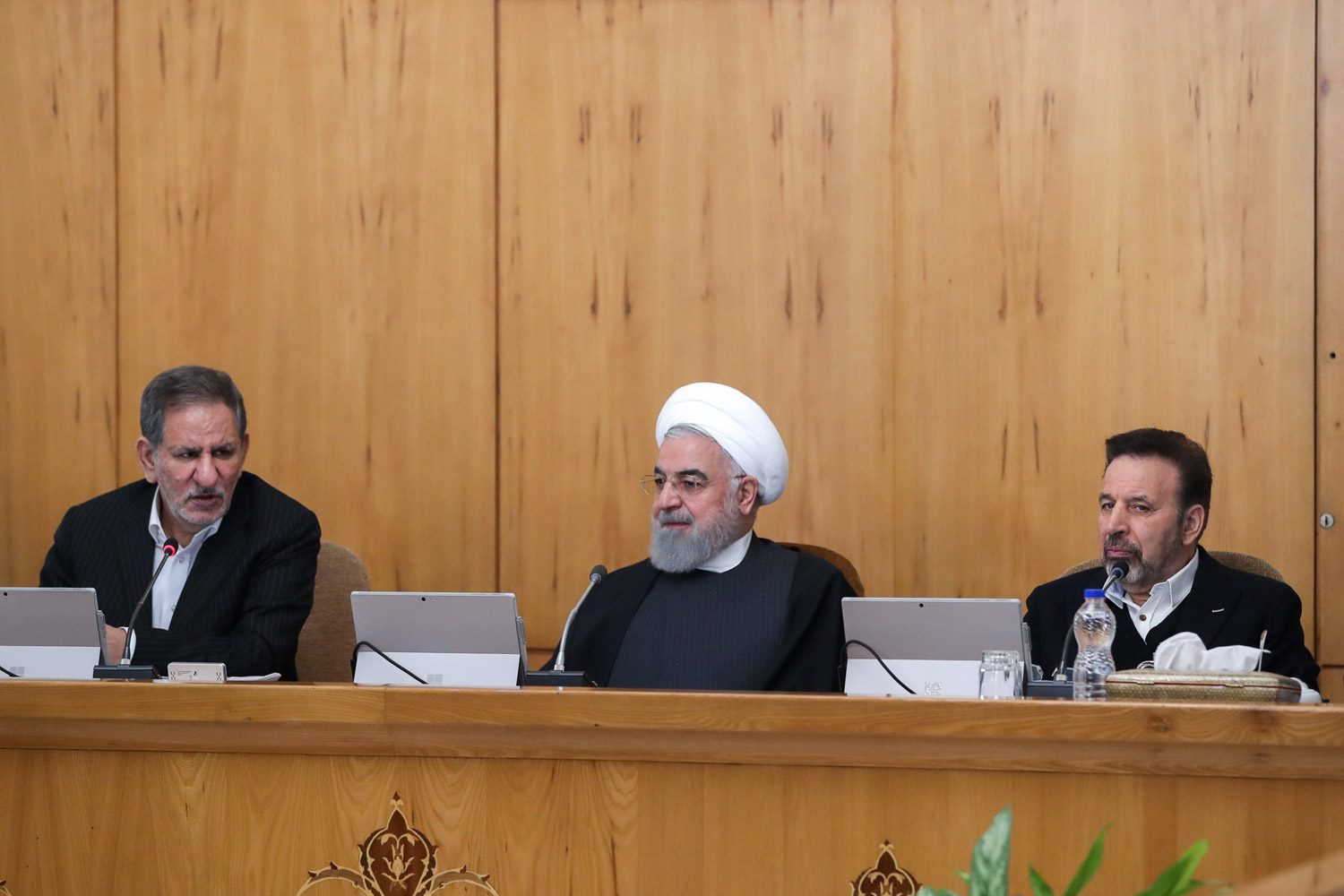 روحاني يناقض نفسه بانتقاد الاقصاء والمطالبة بالإقبال على التصويت 