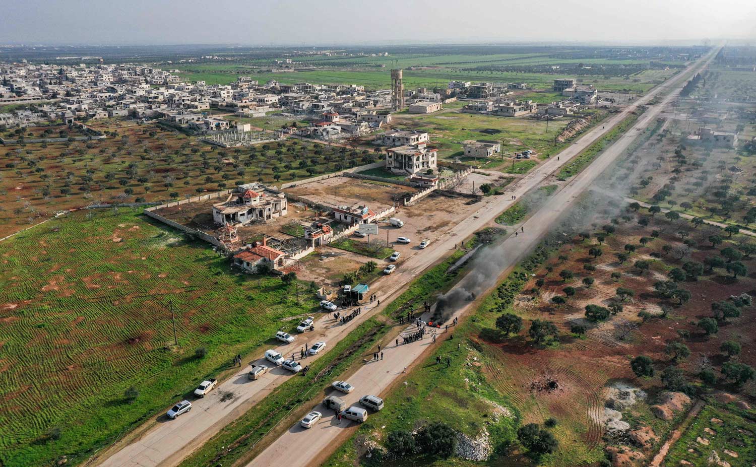 طريق "إم 4" الدولي يربط بين شرق سوريا وغربها