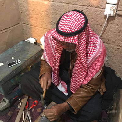 رأيت من كانوا يصنعون الخناجر قبلي