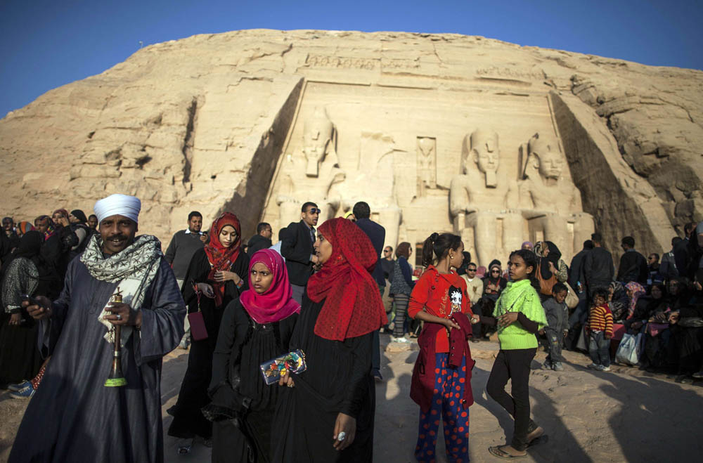 مصريون يتجمعون عند تماثيل رمسيس الثاني في معبد أبوسميل