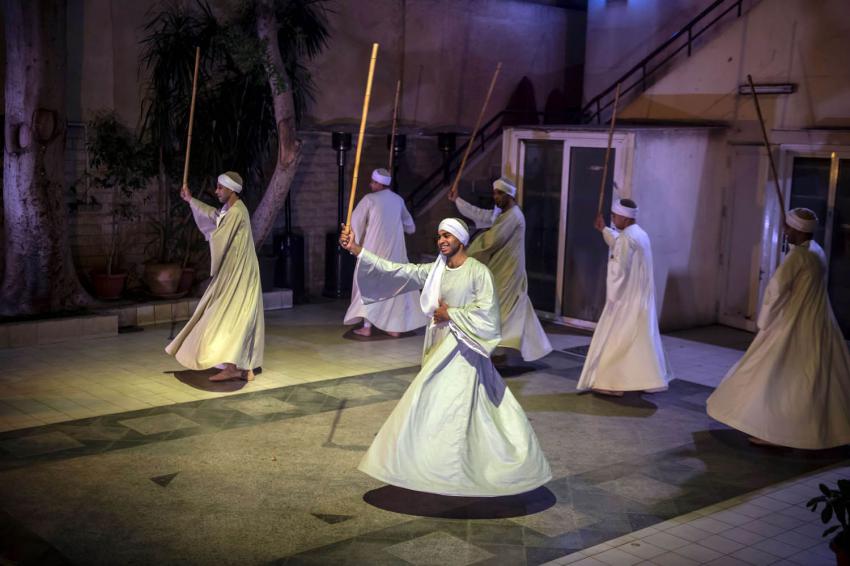 فرقة للفنون الشعبية تقدم رقصة التحطيب في القاهرة